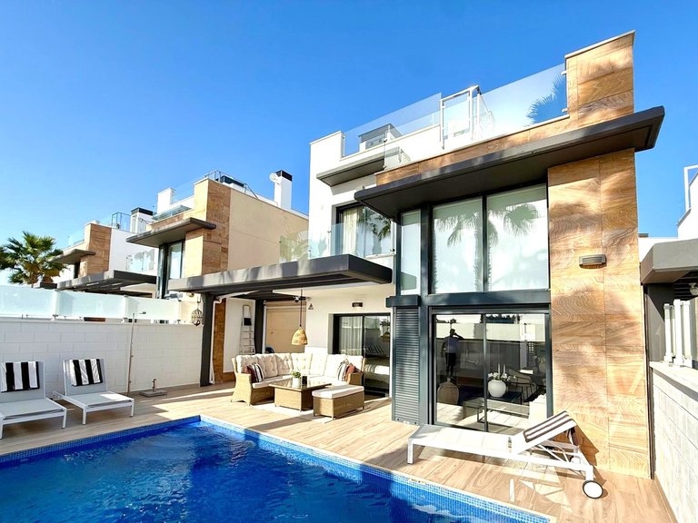 Villa for Sale in Cabo Roig, Alicante 1