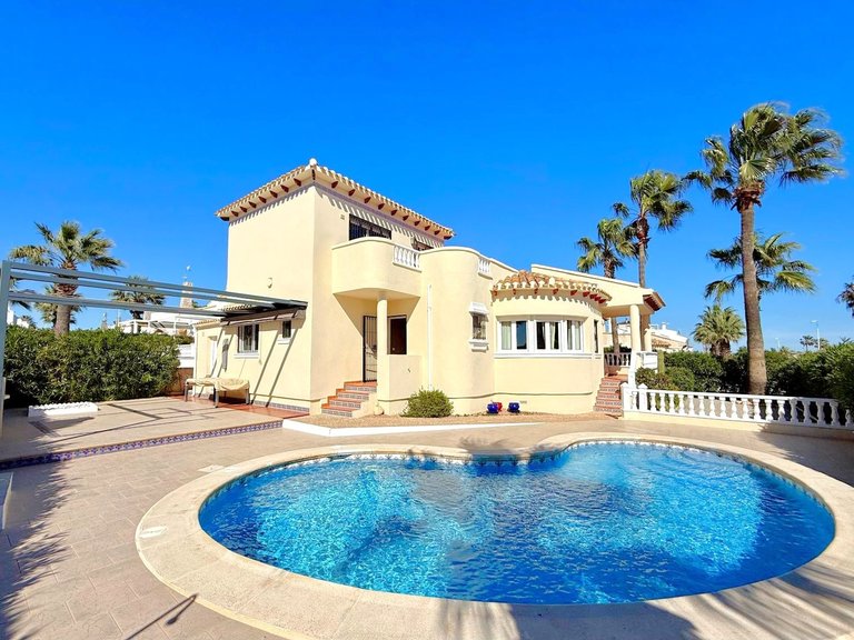 Villa for Sale in Villamartin, Alicante 1