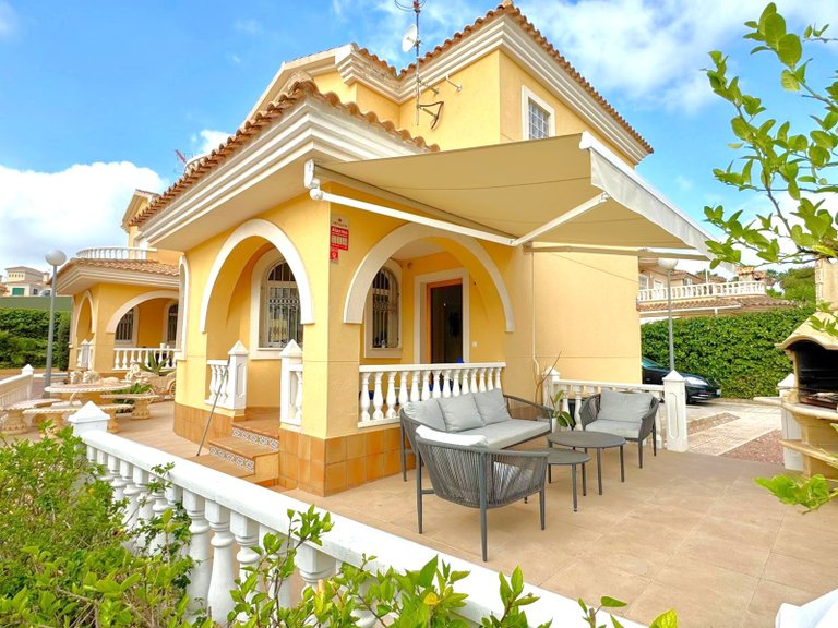 Villa for Sale in Villamartin, Alicante 3