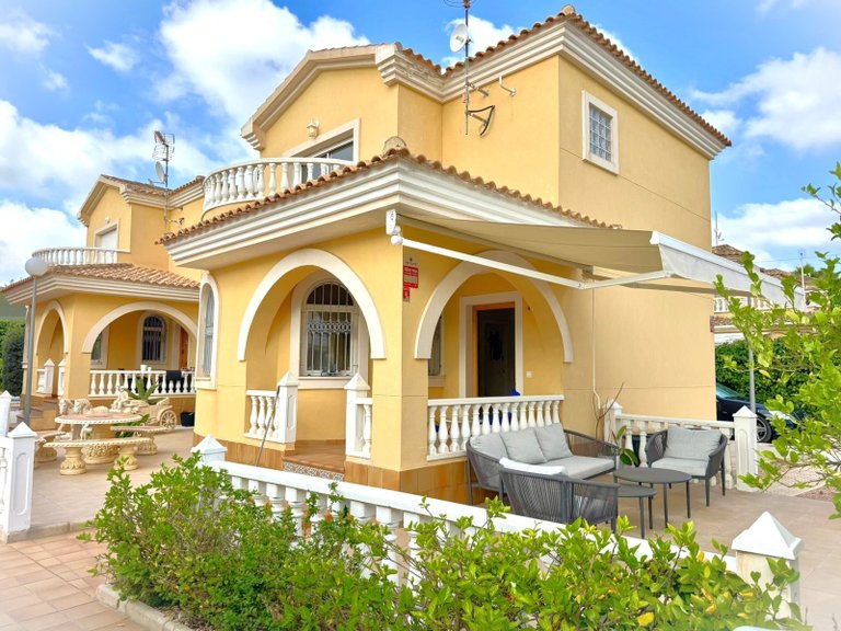 Villa for Sale in Villamartin, Alicante 1