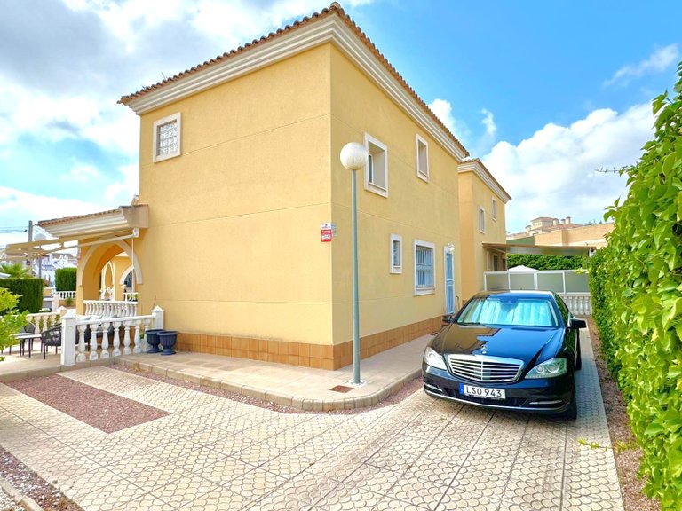 Villa for Sale in Villamartin, Alicante 4