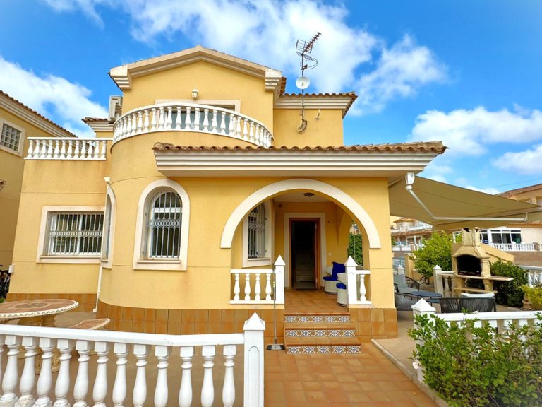 Villa for Sale in Villamartin, Alicante 2