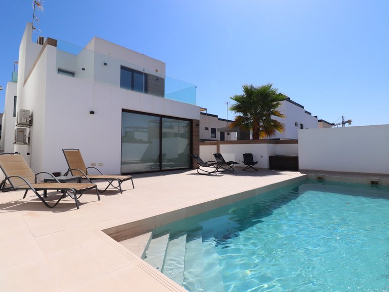 Villa for Sale in Benijofar - Village, Benijofar, Alicante 1