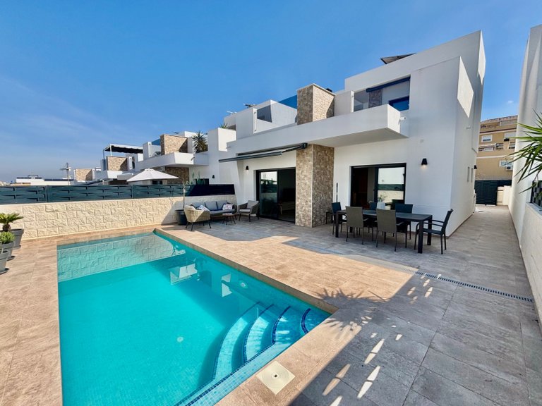 Villa for Sale in Benijofar - Village, Benijófar, Alicante 1
