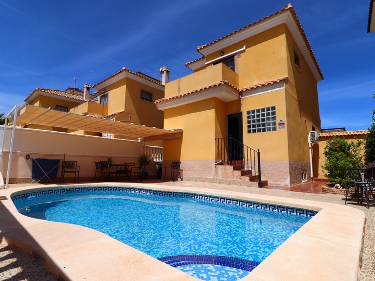 Villa for Sale in Inland Algorfa, Alicante 1