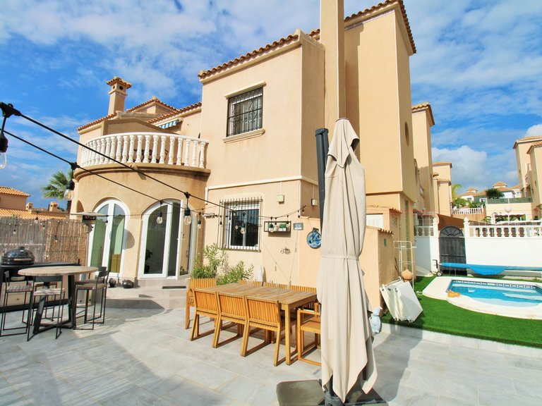 Town House for Sale in Villamartin, Alicante 1