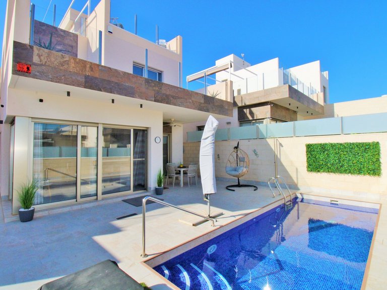 Villa for Sale in Villamartin, Alicante 1