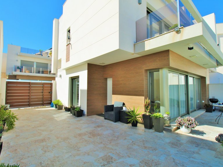 Villa for Sale in Villamartin, Alicante 3