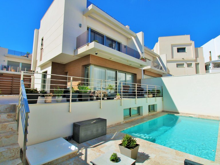 Villa for Sale in Villamartin, Alicante 1