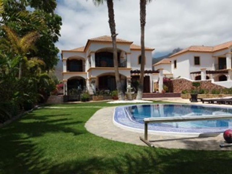 Villa for Sale in Costa Adeje, Tenerife, España 3