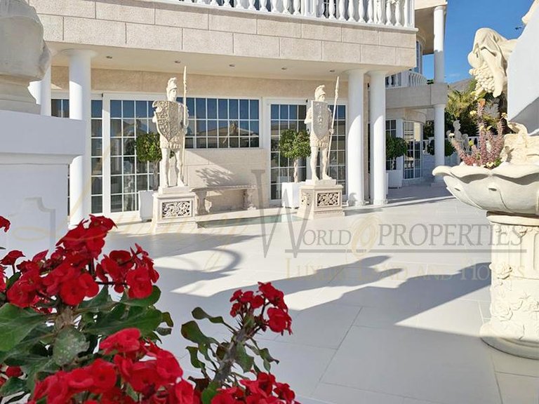 Villa for Sale in Costa Adeje, Tenerife, España 7