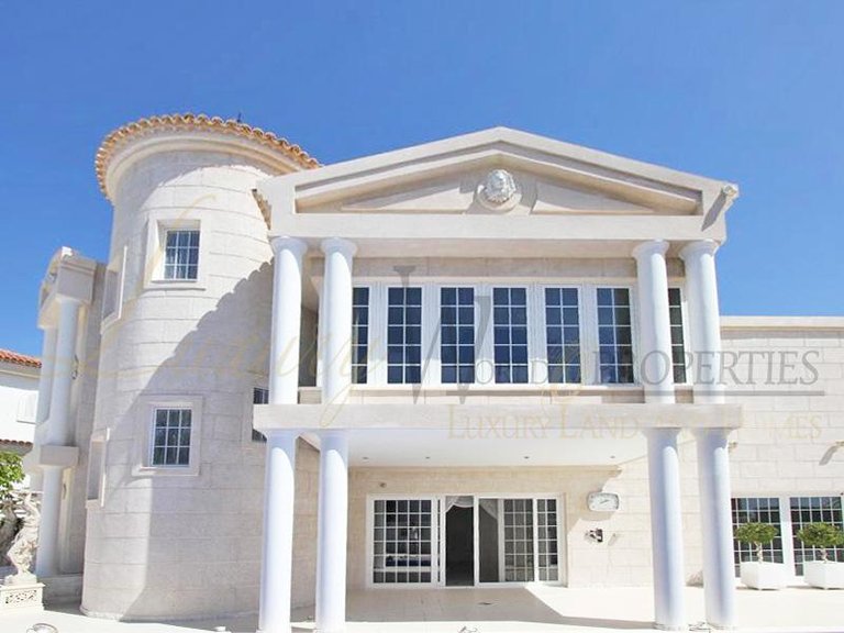 Villa for Sale in Costa Adeje, Tenerife, España 3