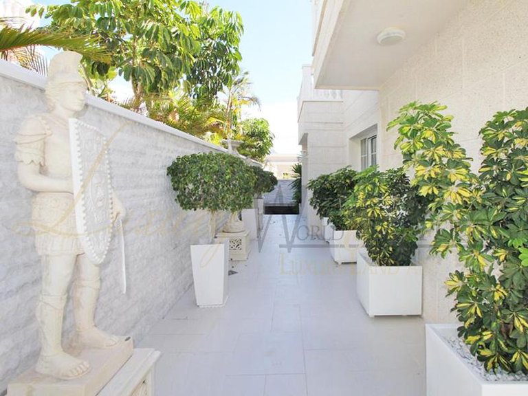 Villa for Sale in Costa Adeje, Tenerife, España 10