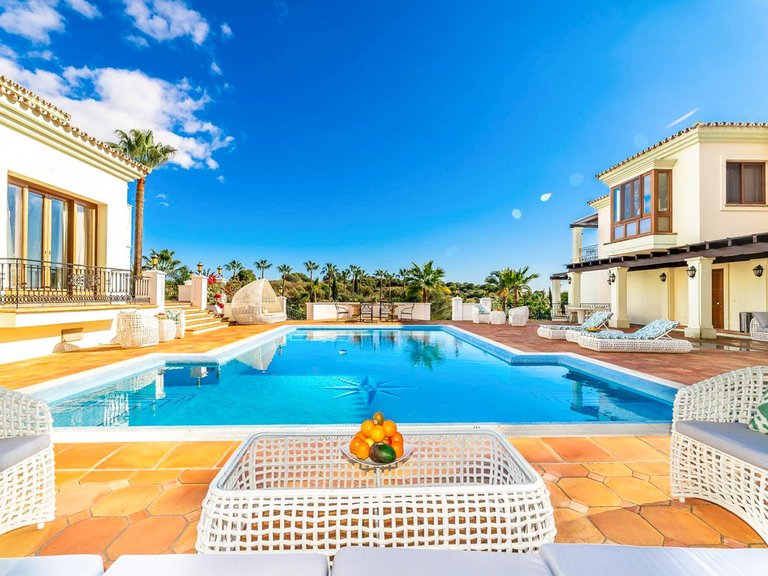 Вилла на продажу в Бенахависе, Малага 1