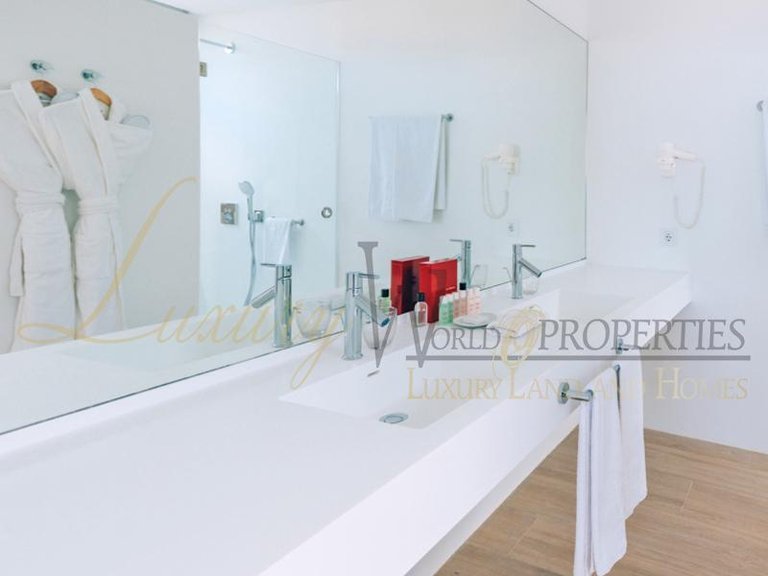 Villa for Sale in Guia De Isora, Tenerife, España 23