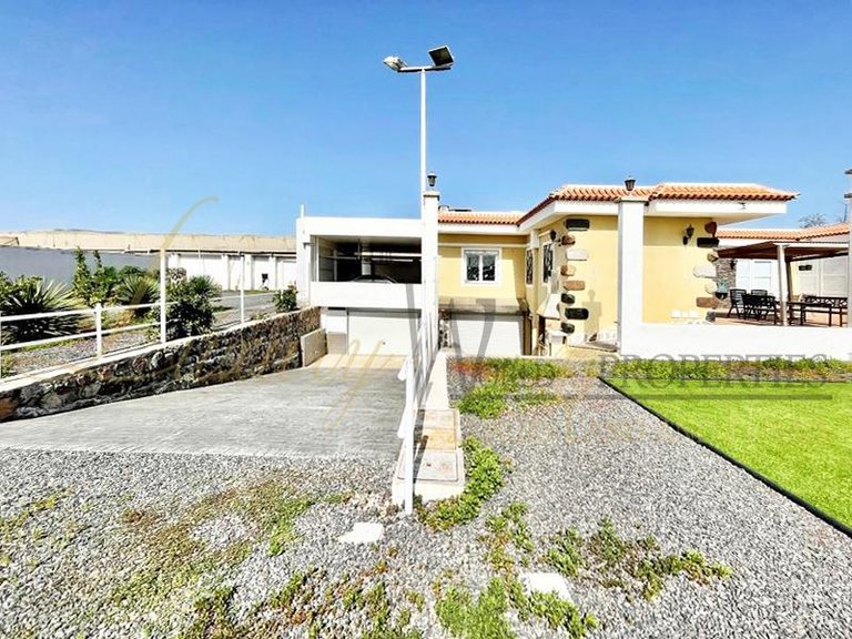 Villa for Sale in Las Rosas, Tenerife, España 3