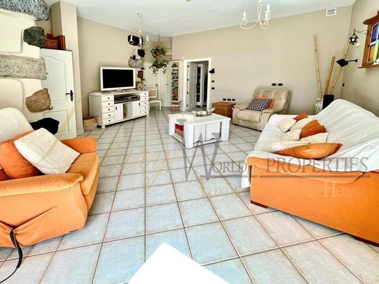 Villa for Sale in Las Rosas, Tenerife, España 8