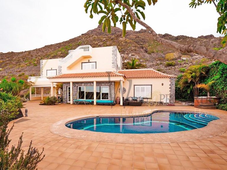 Villa for Sale in Costa Adeje, Tenerife, España 3