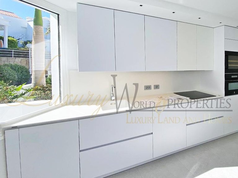 Villa for Sale in Costa Adeje, Tenerife, España 10
