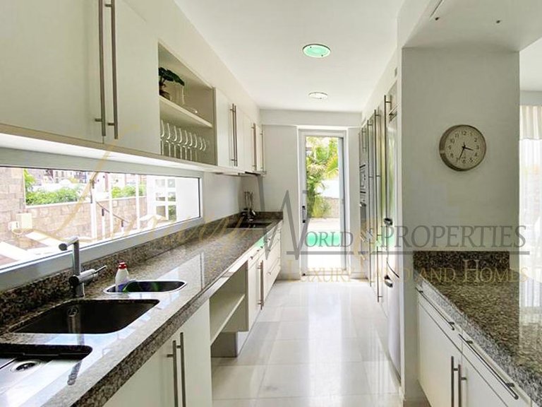 Villa for Sale in Costa Adeje, Tenerife, España 9
