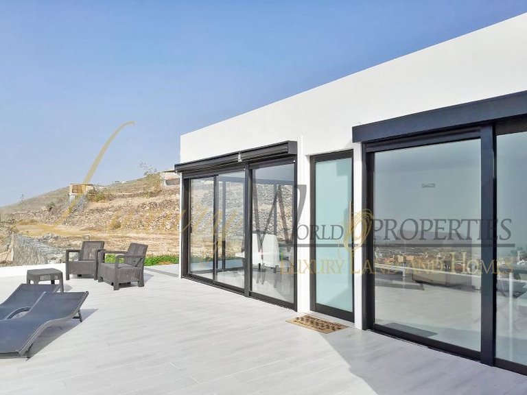 Villa for Sale in Adeje, Tenerife, España 1