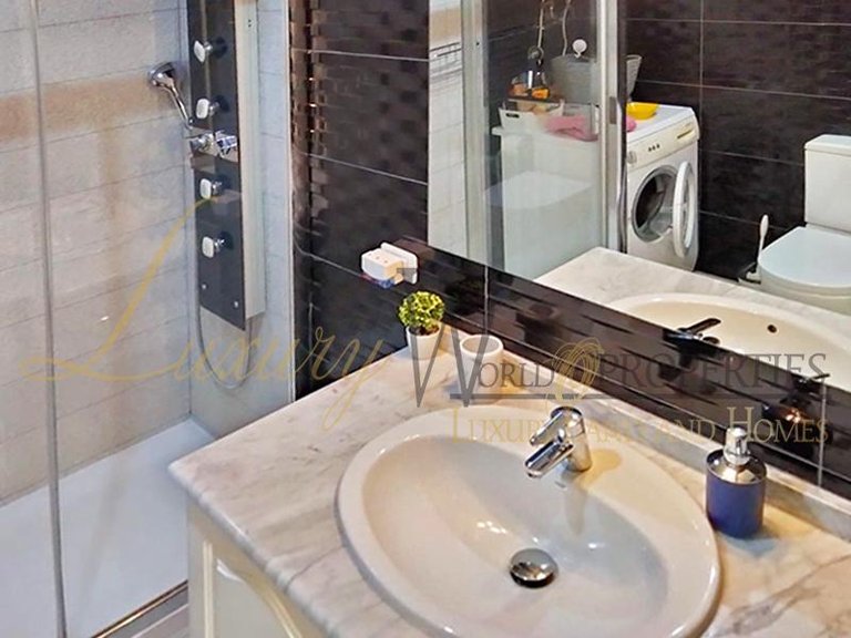 Apartment for Sale in Los Cristianos, Tenerife, España 9