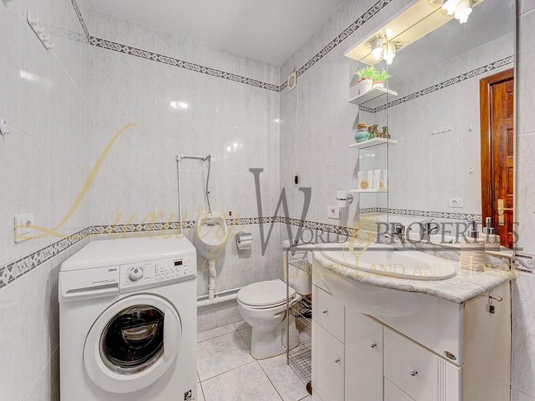 Apartment for Sale in Los Cristianos, Tenerife, España 12