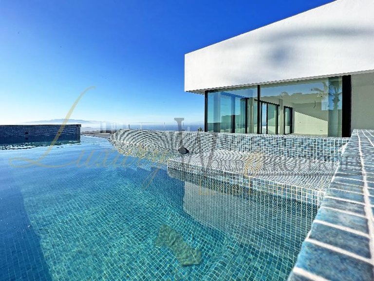 Villa for Sale in Guia De Isora, Tenerife, España 1