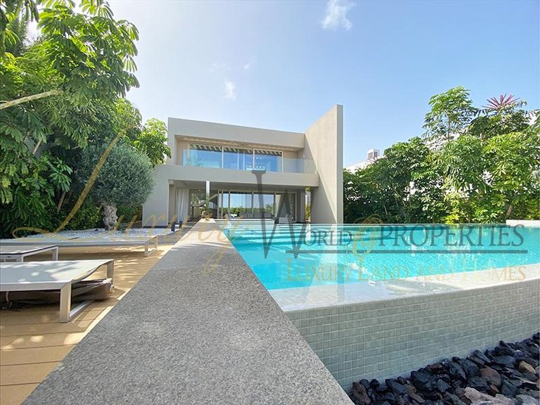 Villa for Sale in Adeje, Tenerife, España 1