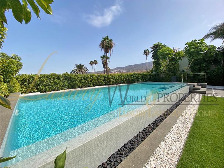 Villa for Sale in Adeje, Tenerife, España 4