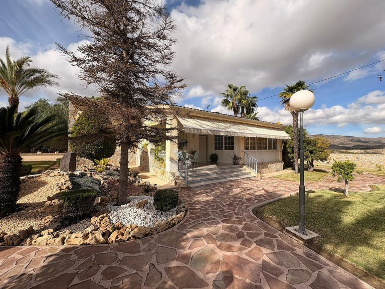 Villa for Sale in Monovar, Alicante 28