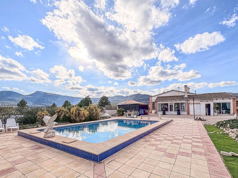 Villa for Sale in Castalla, Alicante 1
