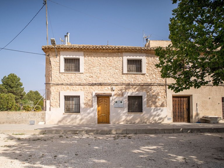 Country House for Sale in Pinoso, Alicante 1