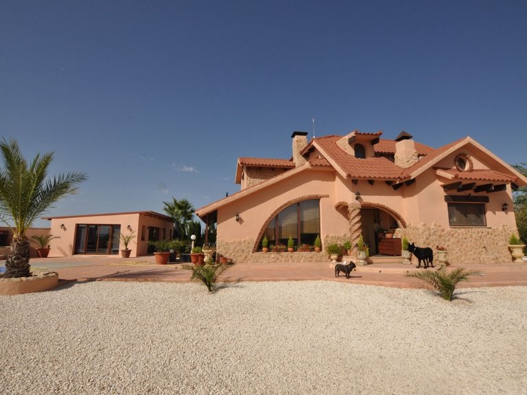 Villa for Sale in Pinoso, Alicante 1