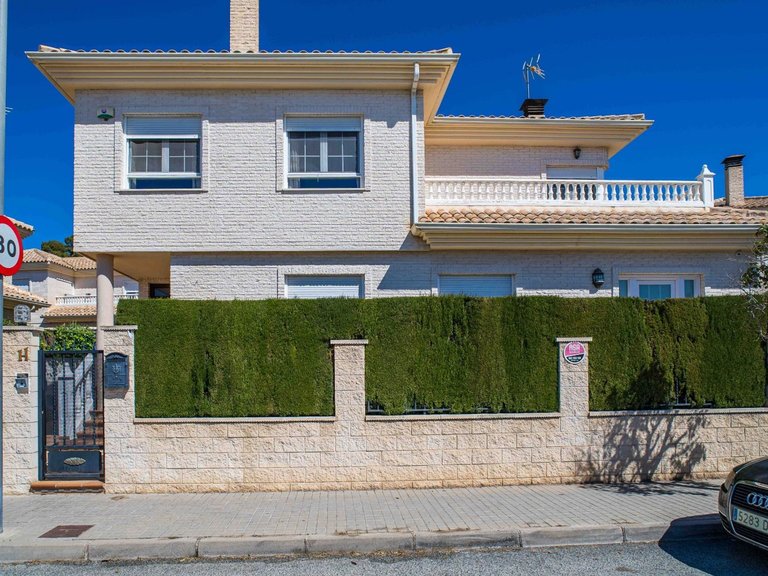 Villa for Sale in Elda, Alicante 1