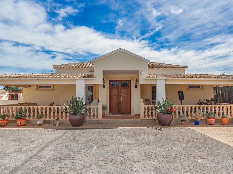 Villa for Sale in Heredades, Alicante 1