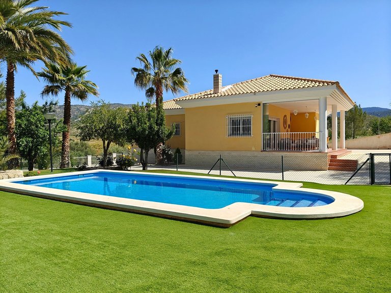 Villa for Sale in Petrer, Alicante 1
