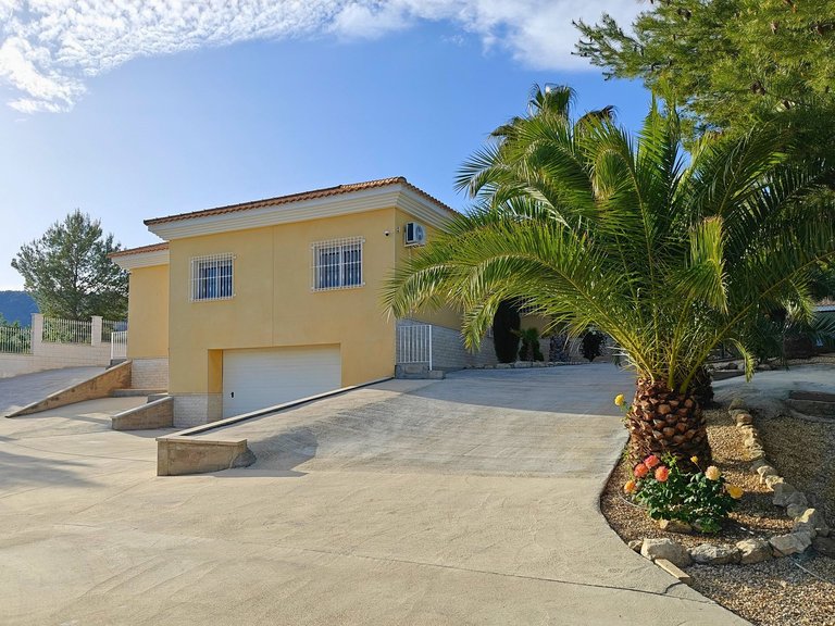Villa for Sale in Petrer, Alicante 2
