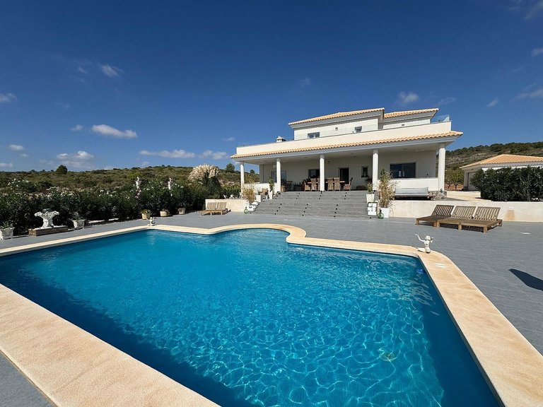 Villa for Sale in Pinoso, Alicante 2