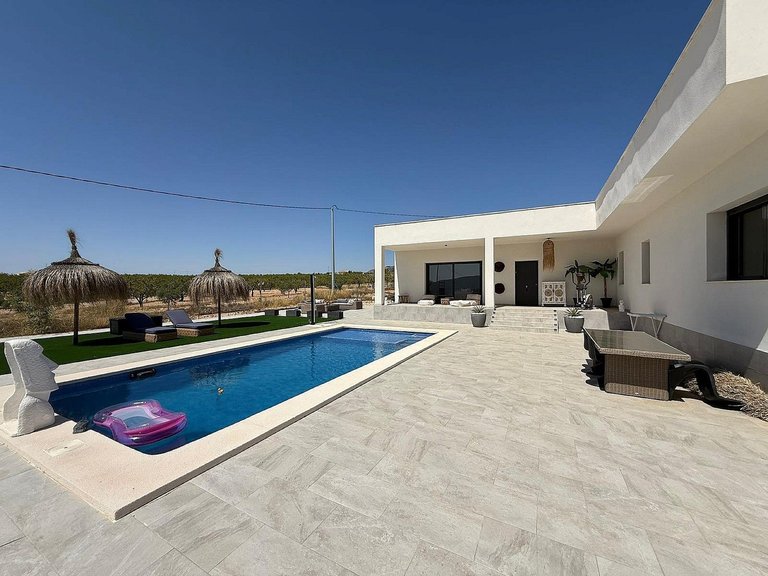 Villa for Sale in Pinoso, Alicante 2