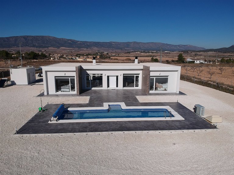 Villa for Sale in Inland Pinoso, Alicante 1