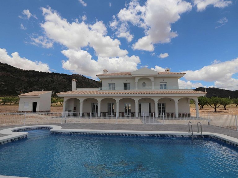 Villa for Sale in Inland Pinoso, Alicante 1