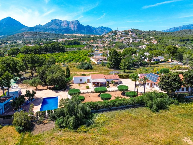Villa for Sale in Alfas Del Pi, Alicante 1