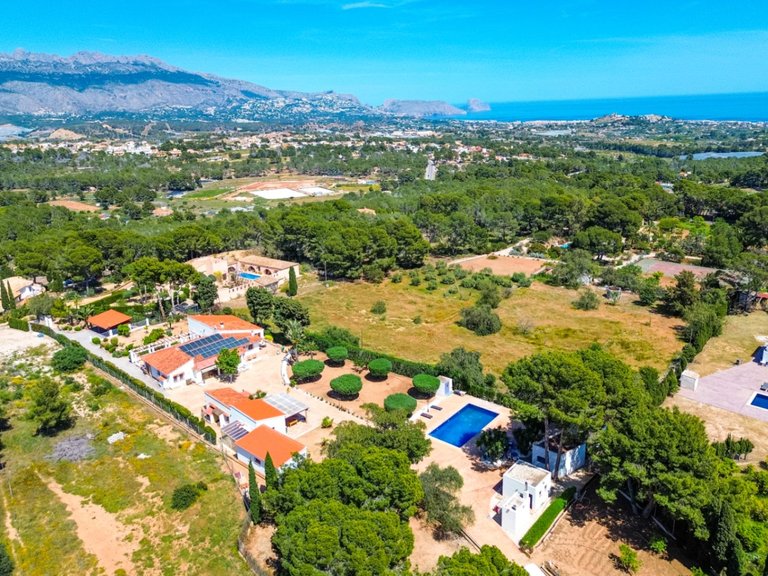 Villa for Sale in Alfas Del Pi, Alicante 4