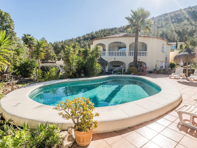Villa for Sale in Inland Lliber, Alicante 1