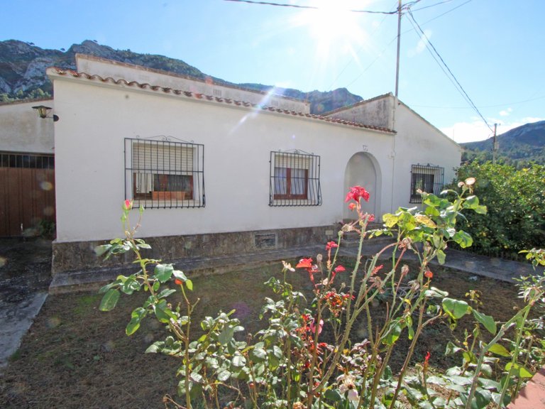 Villa for Sale in Inland Llosa De Camacho, Alicante 1