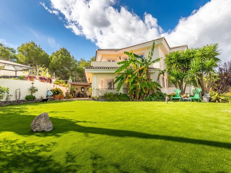 Villa for Sale in Costa Blanca Alfas Del Pi, Alicante 1