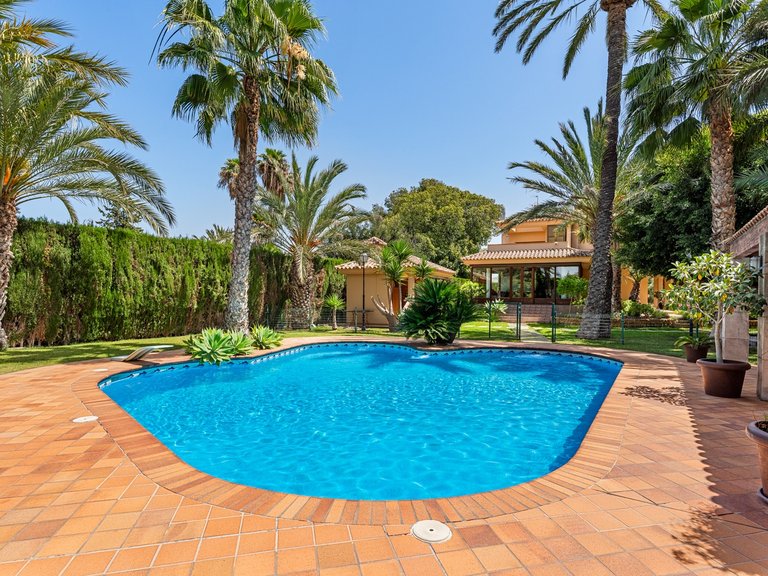 Villa for Sale in Elche/Elx, Elche, Alicante 46