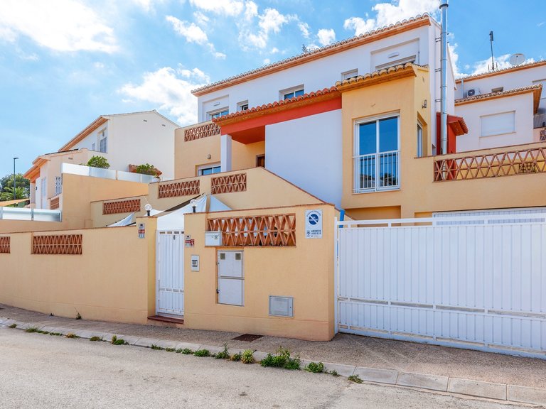 Villa for Sale in Alfas Del Pi, Alicante 1