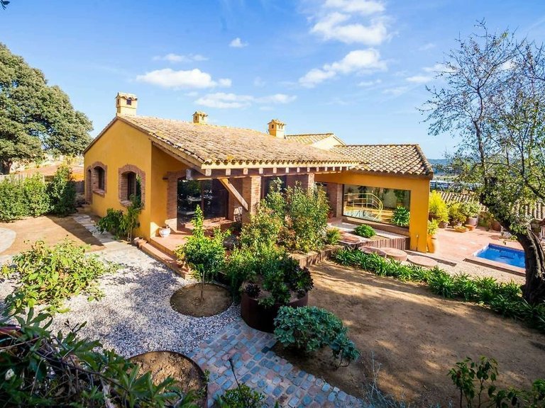 Town House for Sale in Mont-ras, Gerona 1